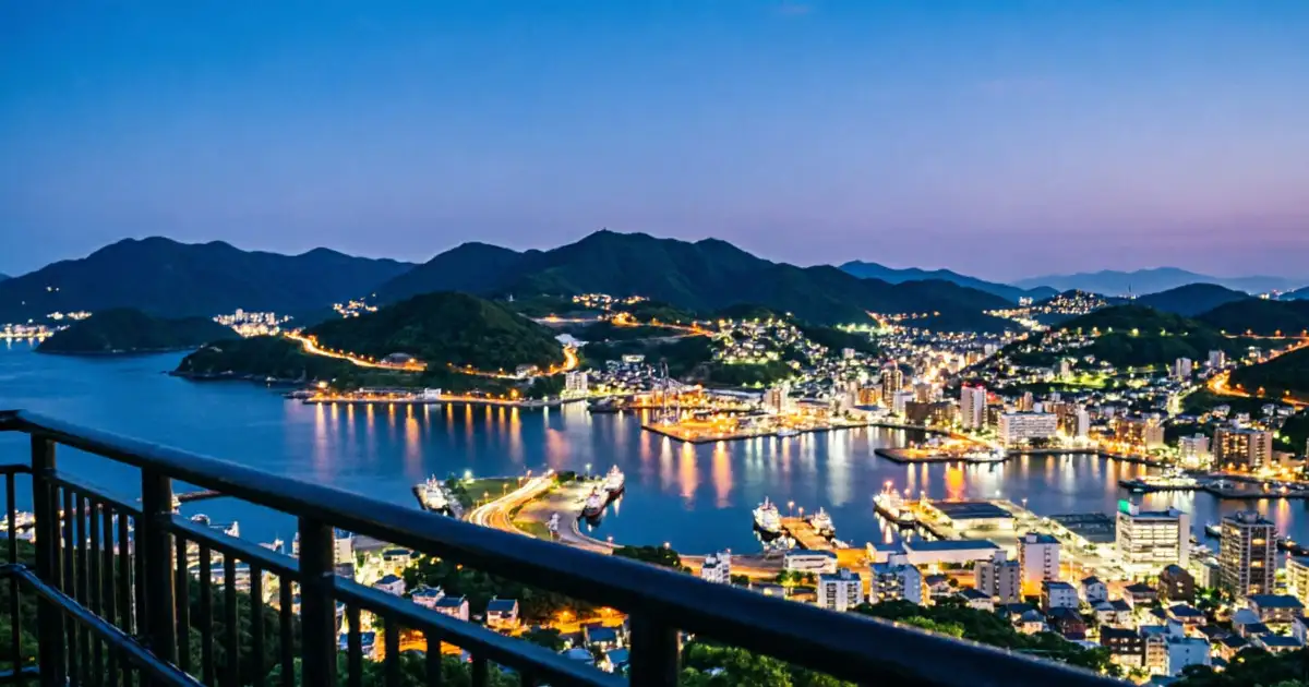 Vista panorámica de Nagasaki entre colinas y puerto