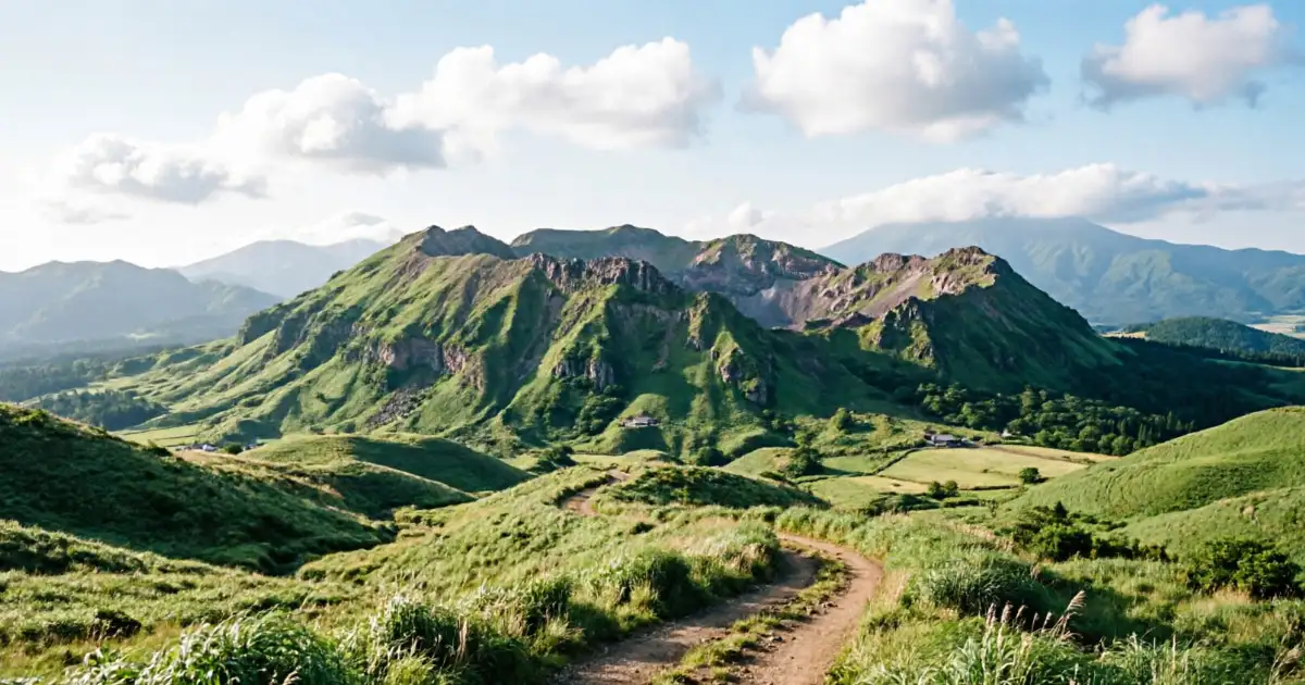 Paisaje verde de la caldera volcánica del monte Aso en Kyushu