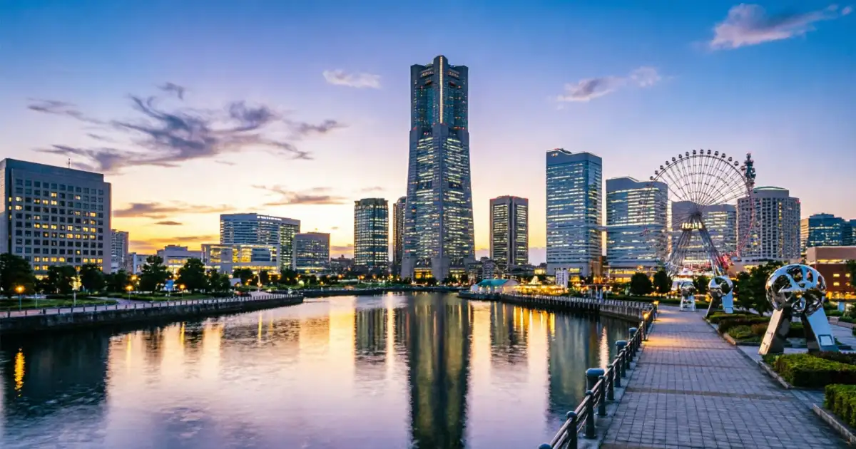 Horizonte urbano y paseo marítimo de Minato Mirai en Yokohama