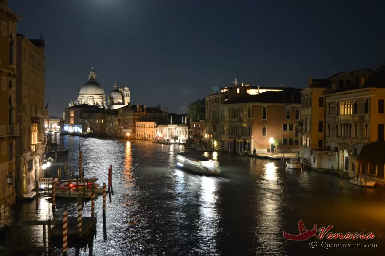 Paseando por Venecia de noche