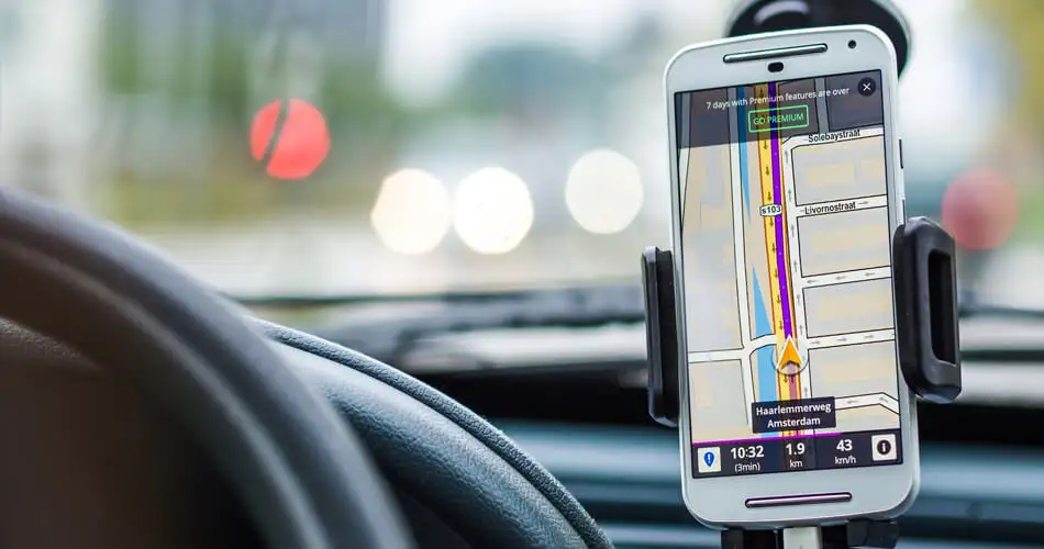 Consejos para viajar en coche -gps, triangulos, luces
