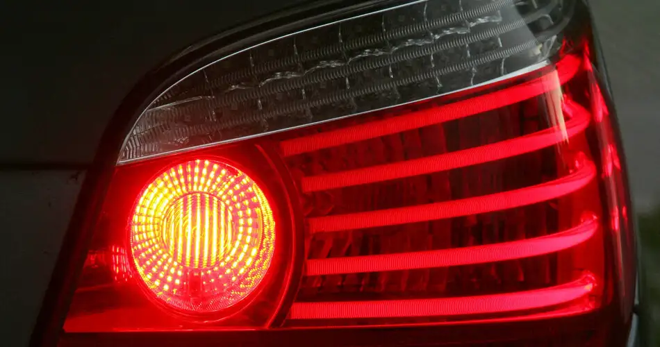 Consejos para viajar en coche -revisar luces