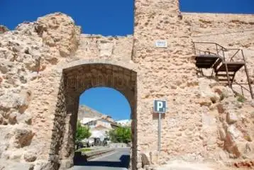 Muralla y Arco de Bezudo