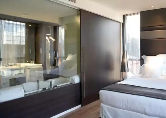 Hotel con jacuzzi privado en la habitación en Asturias