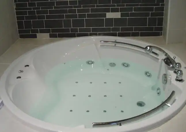 Hotel con jacuzzi privado en la habitación Ávila