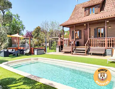 Casas con Piscina Privada en la habitación Girona