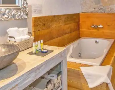 Hoteles con jacuzzi en la habitación Girona