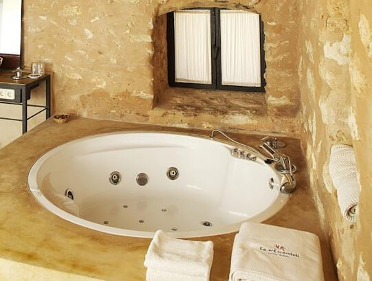 Hotel con jacuzzi privado en la habitación en Ibiza