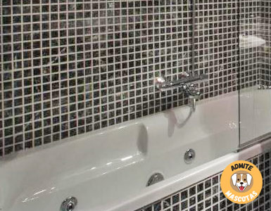 habitacion con bañera de hidromasaje en Lleida