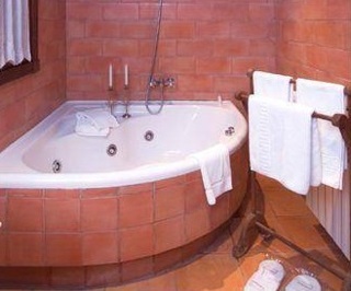 Hotel con jacuzzi privado en la habitación en Cuenca