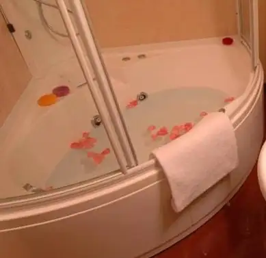 Hotel con Jacuzzi en la habitación Roma