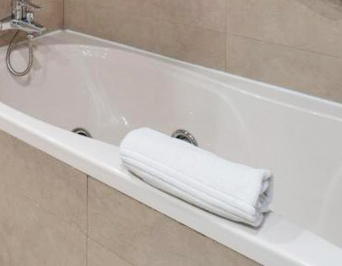 habitacion con bañera de hidromasaje malaga